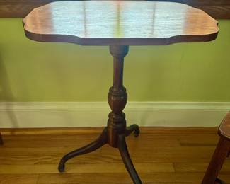 $125.00 - Antique Wooden Tripod Pedestal Base Tea Table