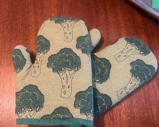 Two Cute Broccoli Ovenmits