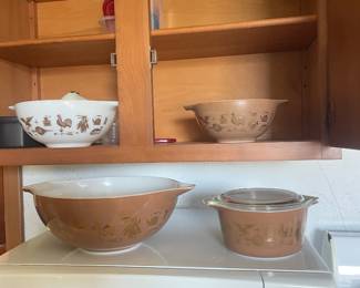$75.00 - Vintage Pyrex Early American Brown & Gold Mixing Bowls and Casserole Set