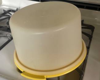 $15.00 - Tupperware Cake Carrier
