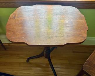 $125.00 - Antique Wooden Tripod Pedestal Base Tea Table