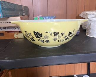 $34.00 - Vintage Pyrex Yellow & Black Gooseberry Cinderella Mixing Bowl