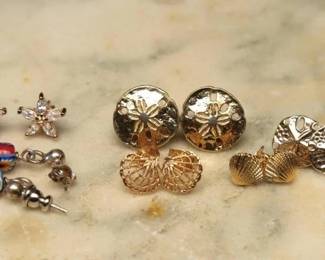 GoldTone Beach  Floral Studs Earrings