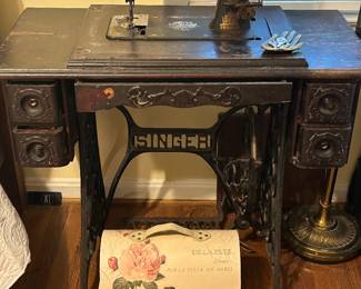 Antique Singer Wood/Cast Iron Sewing Table w/ Machine