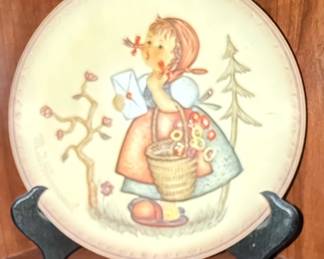 Goebel M.J. Hummel Die Gratulantin Plate - Friends Forever Series First Edition