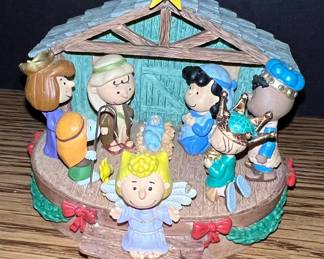 Hallmark Peanuts Christmas Pageant Nativity Scene Figurine