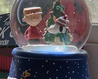 Hallmark Peanuts Charlie Brown and Snoopy "O Christmas Tree" Musical Snow Globe