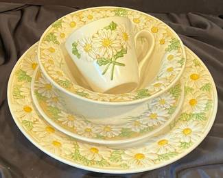 Metlox Poppy Trail Daisy Pattern Dinnerware Set