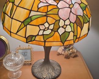 Tiffany Style Floral Leaded Glass Table Lamp
