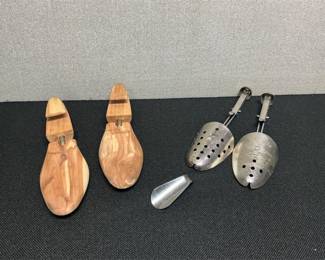 Shoe forms and shoe horns