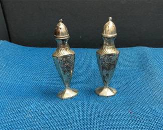 Lot # : 27 - Salt and Pepper Shakers