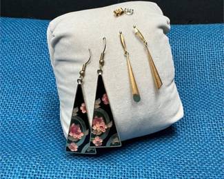 Lot # : 67 - Triangular Floral and Golden Earrings