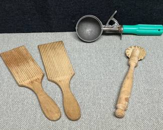 Lot # : 29 - Vintage Kitchen Utensils