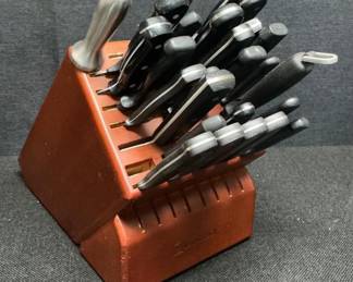 Wusthof knife block with 25 various knives/honing tools.