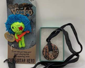 Lot # : 12 - Necklace & Guitar Hero Keychain