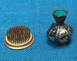 Lot # : 82 - Vase and Metal Flower Frog