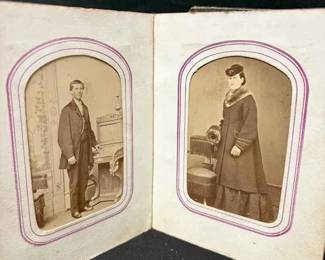 UM182Vintage Photographic Album