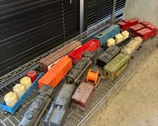 UM237Vintage Lionel Ogauge Post War Locomotives Freight Cars