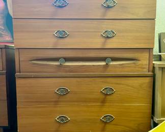 chest of drawers 