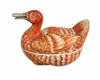 This iconic piece is a vibrant 1970s vintage porcelain Peking Duck tureen, a highly collectible licensed historical reproduction crafted for Mottahedeh. Object Details & Historic Model: Based on an original 18th-century English Lowestoft Chinese Export porcelain piece from the private collection of Mildred and Rafi Mottahedeh. Artistry: It features rich, hand-painted iron-red and salmon-orangeplumage. The relief-molded feathers are beautifully enhanced with 22K gold gilt-tipped highlights.
