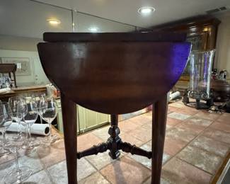 Perfect little tri fold clover table