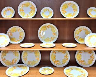 VINTAGE FLOWER DISHES CENTURA CORNING