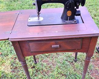 SINGER SEWING MACHINE