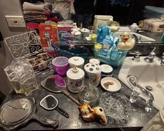 Vintage Garfield bathroom set and other bathroom accessories
