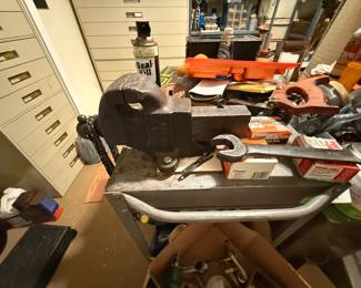 Heavy-duty bench vise