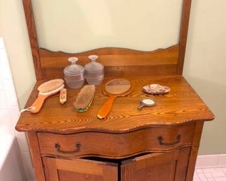 Vintage oak washstand in beautiful condition.