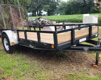 5 x 12 utility trailer w diamond plate fenders,clean. Title in hand.