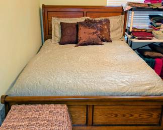 Queen size sleigh bed