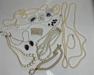 Fashion and Beaded Necklaces, Faux Pearl Jewelry and Decorative Accessories