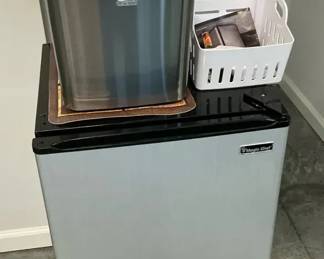 Magic Chef Compact Refrigerator Countertop Ice Maker