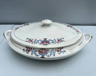 Lot 124: Floral porcelain soup tureen with lid
