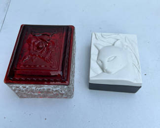 Lot 142: Decorative lot of 2 glass trinket boxes and cat-relief ceramic tile