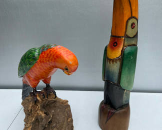 Lot 121: Wooden parrot sculpture and abstract toucan totem