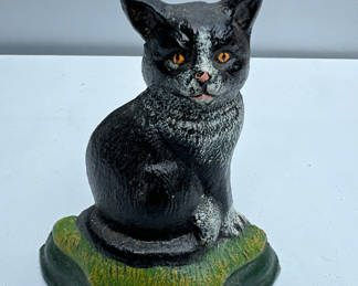 Lot 132: HEAVY CASTED DOORSTOP - Black cat figurine on green base