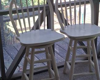 Pemberly Row Windsor Arrowback Swivel Bar Stools (Set of 2)
