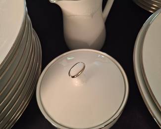Noritake Whitebrook 6441 Dinnerware Set