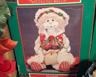 House of Lloyd Christmas Around the World Flossie and Floyd Bunny Shelf Sitters