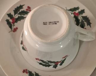 Alco Industries Holly Pattern Dinnerware Set