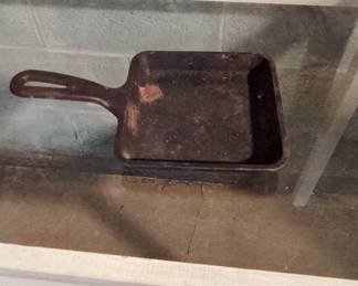 Lodge 5WS Square Cast Iron Skillet