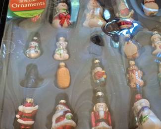 Thomas Pacconi Classics 20-Piece Glass Ornament Set