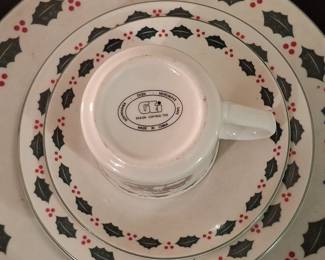 GTi Holiday Holly and Snowman Dinnerware Set