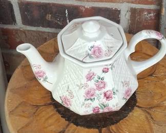 Sadler Windsor Pink Roses Octagonal Teapot