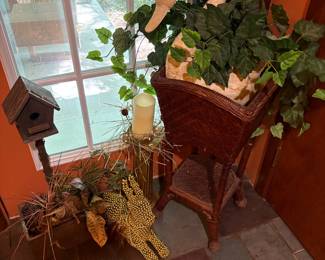 Vintage Wicker Basket/Swan