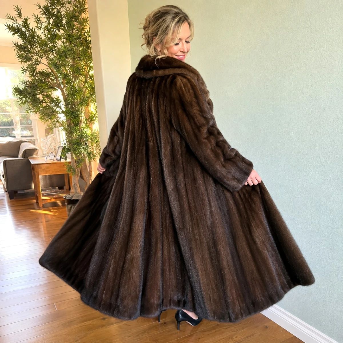 Beautiful Vintage Swing-Style Fur Coat – Full-Length Dramatic Silhouette