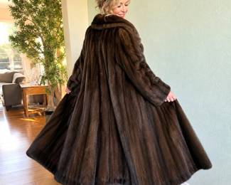  Beautiful Vintage Swing-Style Fur Coat – Full-Length Dramatic Silhouette