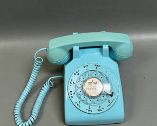 Lot 23: Vintage Aqua Blue Bell System Rotary Dial Phone 